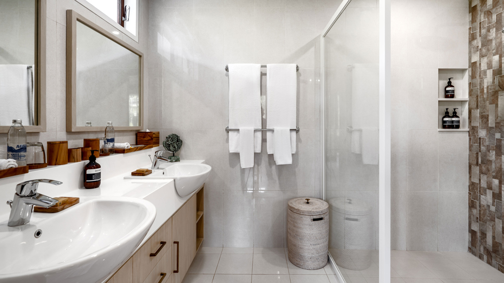 Pala Ubud - Villa Seraya A - Lovely double vanity en suite bathroom